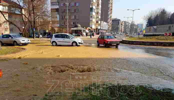 VIDEO+FOTO: Pukla vodovodna cijev na kružnom toku kod Mokušnica