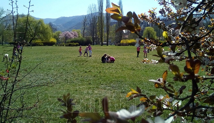 FOTO: Zeničani uz šetnju uživali u proljetnom danu