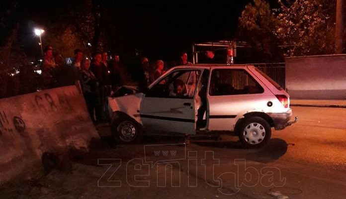 FOTO: Autom bježao od policije i udario u zid u Travničkoj