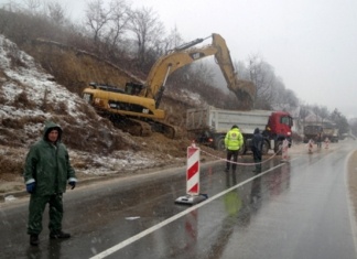 Radovi na čišćenju kolovoza na dionici autoputa A-1 Kakanj – Zenica