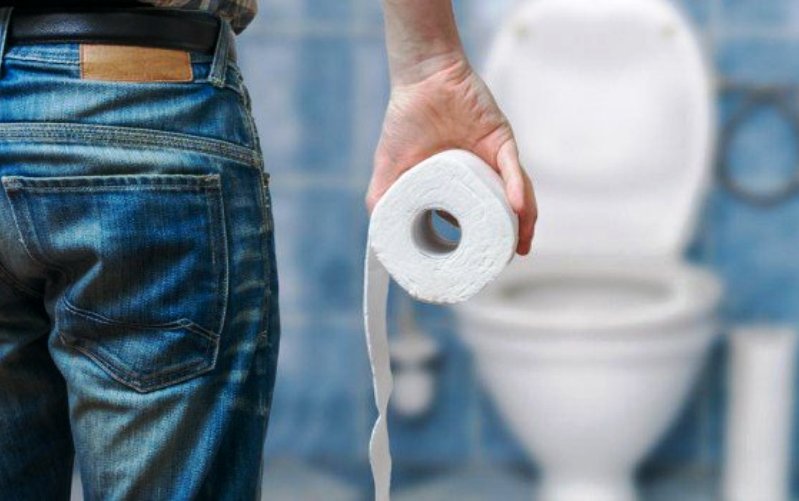 Prekrivanje WC šolje toalet papirom idealno za širenje bakterija