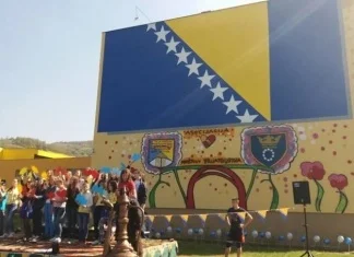 FOTO: Škola u Peharama dobila jednu od najvećih zastava BiH u državi