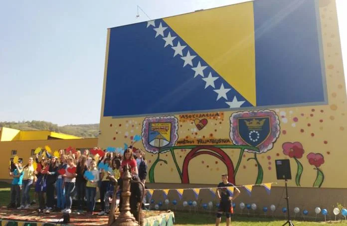 FOTO: Škola u Peharama dobila jednu od najvećih zastava BiH u državi