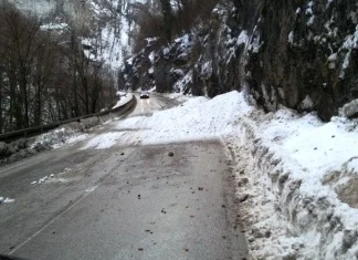 Na putevima u BiH saobraćaj se odvija otežano, postoji opasnost od odrona