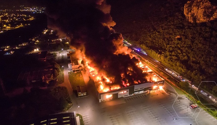 FOTO: Izgorio tržni centar Bingo u Mostaru
