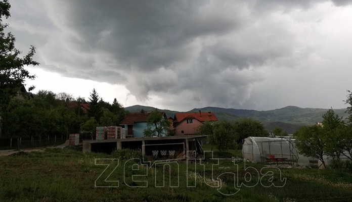 FOTO: Grad i nevrijeme zahvatilo Zenicu, večeras razvedravanje