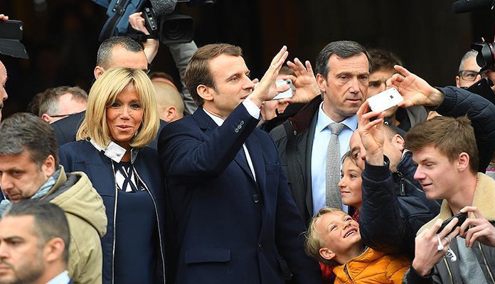 Emmanuel Macron pogođen jajetom tokom posjete Lyonu (VIDEO)