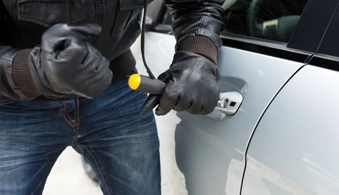 U Zenici obijena dva putnička vozila, ukraden novac i drugi predmeti