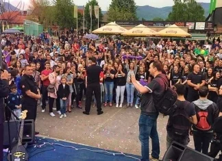 FOTO: Defileom, fotografisanjem i muzikom maturanti u centru Zenice proslavili završetak srednje škole