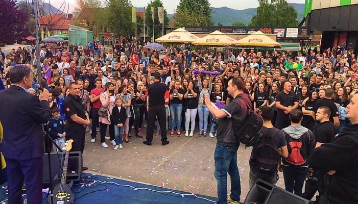 FOTO: Defileom, fotografisanjem i muzikom maturanti u centru Zenice proslavili završetak srednje škole