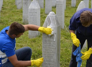 Studenti s pet bh. univerziteta čistili nišane u Potočarima