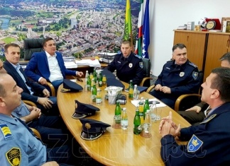 Gradonačelik Kasumović organizovao prijem i nagradio četiri policajca iz Zenice