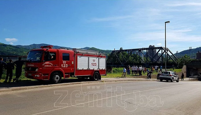 Muškarac skočio sa mosta u Zenici (VIDEO)