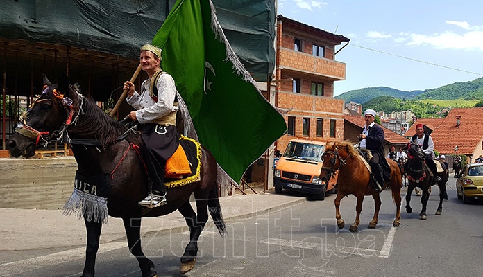 Konjanici prodefilirali zeničkim ulicama na putu prema Ajvatovici (FOTO)