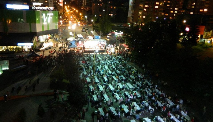 Javni iftar na Trgu Alije Izetbegovića u Zenici za 3.000 osoba
