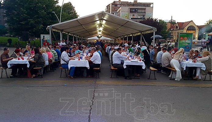 Danas iftar za 1.400 mladih na Trgu Alije Izetbegovića u Zenici