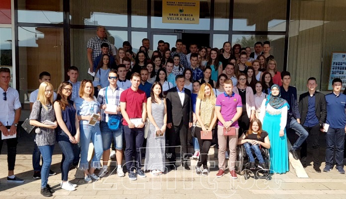 Nagrađeni najbolji učenici srednjih škola u Zenici (FOTO)