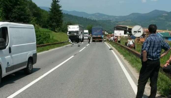 Teška saobraćajna kod Zenice: Auto se prevrnulo na krov, četiri lica povrijeđena