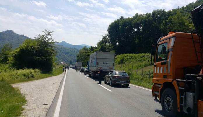 Saobraćajna nesreća na M-17, dva lica uslijed povreda prevezena u Kantonalnu bolnicu Zenica