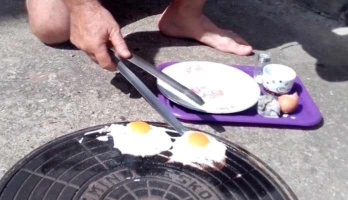 Srbijanac ispekao jaje na poklopcu od šahta (VIDEO)