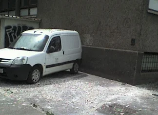 Otpao komad fasade sa Metalurškog fakulteta i oštetio auto (FOTO)
