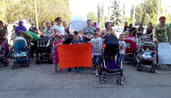 Porodilje iz Zenice protestovale ispred Gradske uprave (VIDEO)