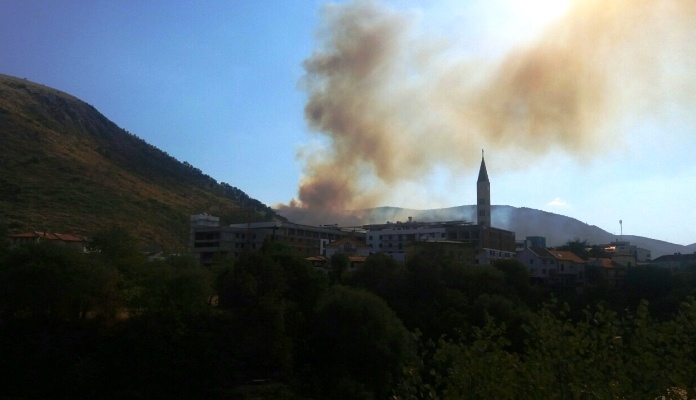 Požar kod Mostara sinoć gasili vatrogasci, građani i helikopter OSBiH (VIDEO)
