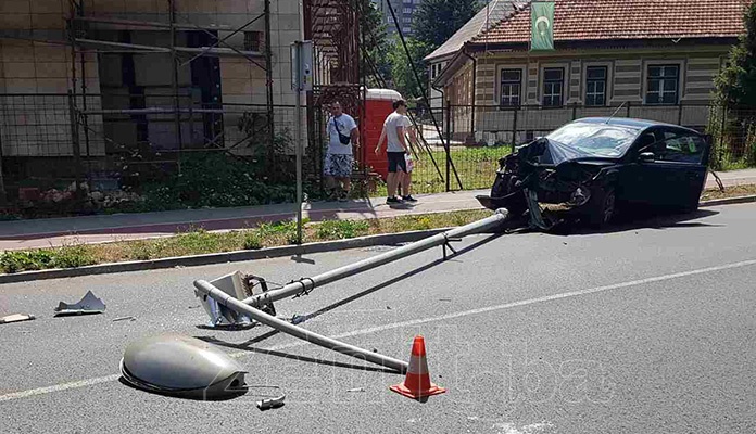 Saobraćajna na Bulevaru u Zenici, jedna osoba povrijeđena