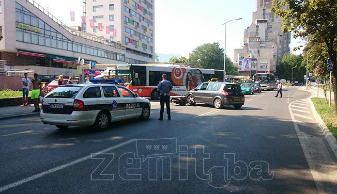 Nova saobraćajna na Bulveru u Zenici, autom udario motociklistu