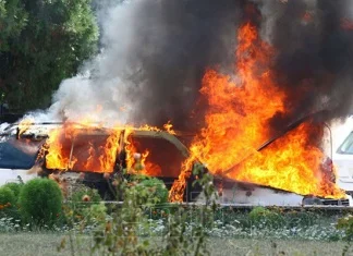 Zapalio se putnički automobil u centru Zenice (FOTO)