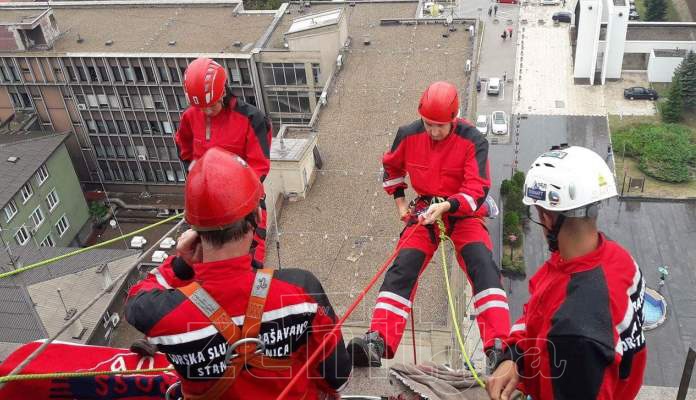 Pogledajte vježbu spašavanja GSS-a sa zgrade displeja u Zenici (VIDEO+FOTO)