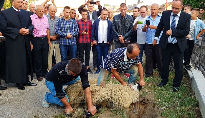 Muslimani u BiH i širom svijeta obilježavaju Kurban bajram (FOTO)