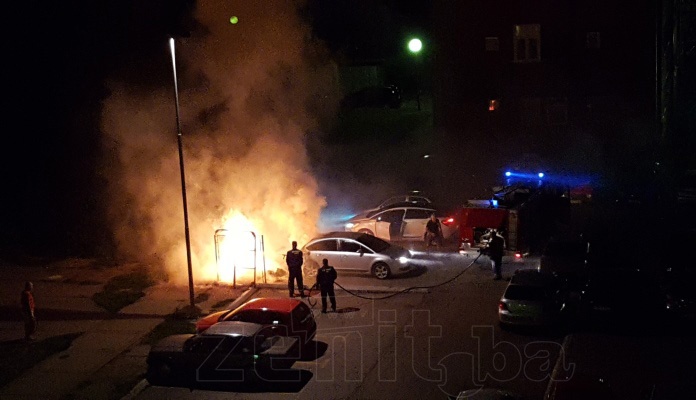 Zbog požara u kontejneru kod Londže zapalilo se auto (FOTO)