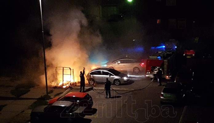 Zbog požara u kontejneru kod Londže zapalilo se auto (FOTO)