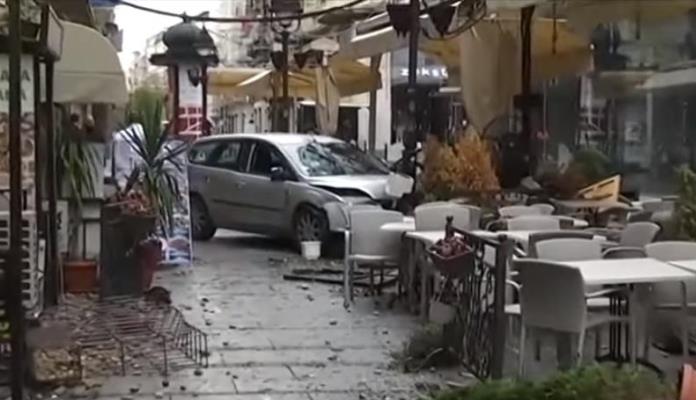 Autom u Knez Mihajlovoj u Beogradu gazio pješake (VIDEO)
