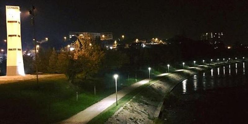 LED rasvjetom osvijetljena šetnica uz desnu obalu rijeke Bosne
