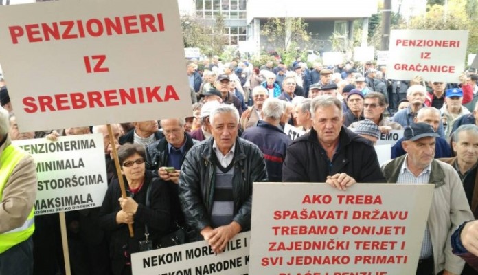 Hiljade penzionera na protestima pred Vladom FBiH: Od 326 KM se ne može živjeti!
