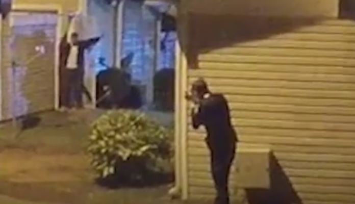 Uznemirujući snimak: Policija ubila čovjeka podignutih ruku (VIDEO)