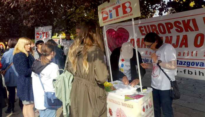 Javno potpisivanje donorskih kartica u centru Zenice
