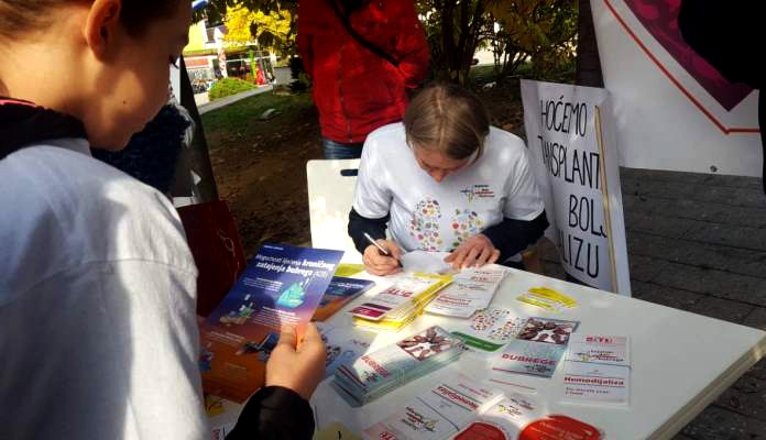 Javno potpisivanje donorskih kartica u centru Zenice