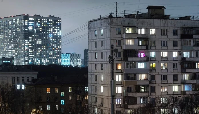 Pijan pao sa 9. sprata, preživio, vratio se u stan i nastavio piti