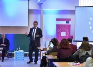 Lars-Gunnar Wigemark i Christiane Hohmann družili se sa studentima u Zenici (FOTO)
