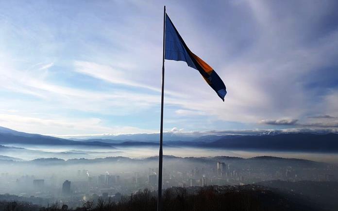 Najveća zastava BiH zavijorila se iznad Sarajeva