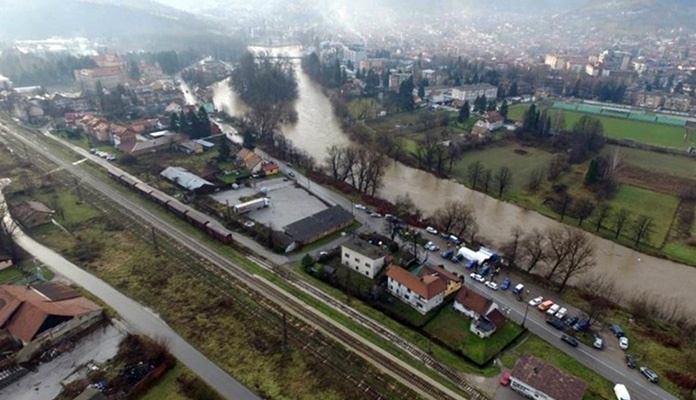 U Doboju žena pokušala samoubistvo skokom sa krova kuće