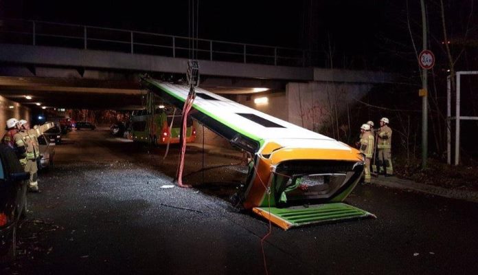 Precijenio se: Od autobusa na sprat vozač napravio kabriolet