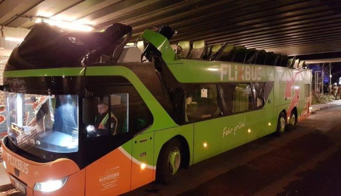 Precijenio se: Od autobusa na sprat vozač napravio kabriolet