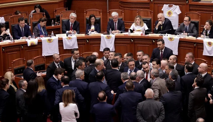 Poslanica cipelom gađala albanskog premijera Ramu (VIDEO)