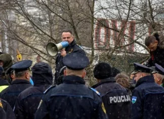 Premijer FBiH nije se sastao s policajcima, sutra novi protest pred Parlamentom