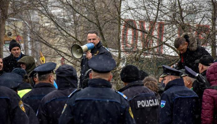 Premijer FBiH nije se sastao s policajcima, sutra novi protest pred Parlamentom