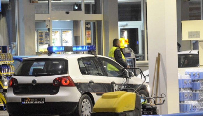 Razbojnici u Sarajevu opljačkali pumpu, ukrali auto, pucali na policiju i uspjeli pobjeći